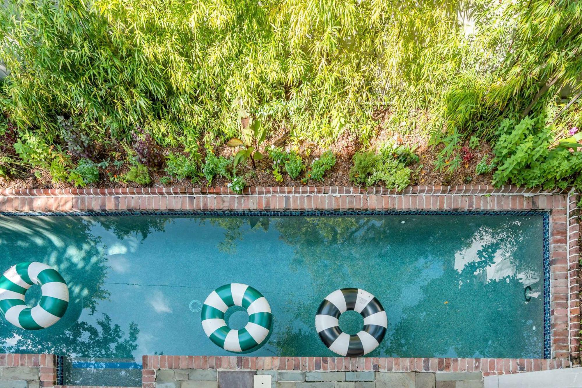 Serene Cottage With Beautiful Garden And Heated Pool 찰스턴 외부 사진