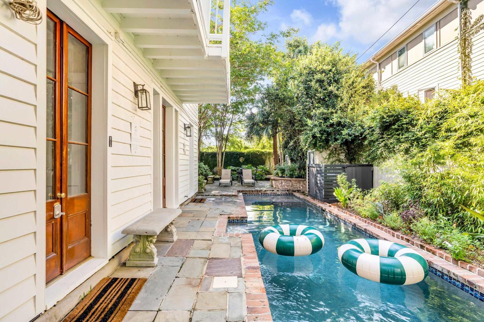 Serene Cottage With Beautiful Garden And Heated Pool 찰스턴 외부 사진